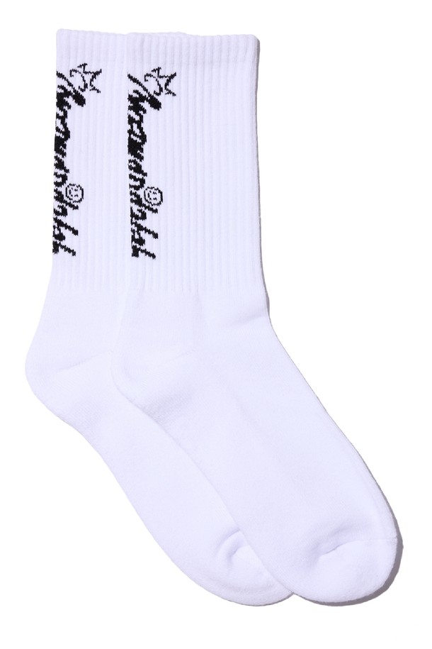 씨알에스디엘 크림소다 레터링 양말은 부드러운 면 소재로 제작되어 편안한 착용감을 선사합니다. 화이트 컬러 바탕에 크림소다 레터링 디자인이 돋보이는 캐주얼 양말로, 미니멀한 스타일을 연출하기 좋습니다. 흡습 기능으로 쾌적함을 유지하며, 사계절 내내 일상에서 활용하기 좋은 아이템입니다.
