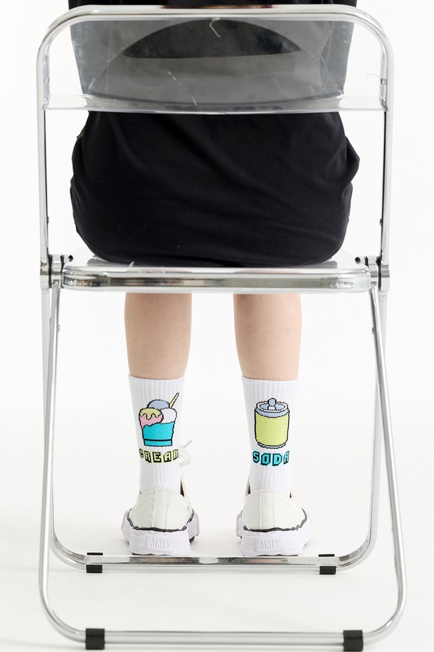 씨알에스디엘 크림앤소다 양말은 면, 폴리에스테르, 스판덱스 혼방 소재로 제작되어 부드러운 촉감과 흡습성을 제공합니다. 화이트, 민트, 옐로우 세 가지 색상으로 출시되었으며, 캐주얼 및 미니멀 스타일을 즐겨 입는 분들께 적합합니다. 봄, 여름, 가을 계절에 착용하기 좋으며, 얇은 두께감으로 편안한 착용감을 선사합니다. 크루삭스 디자인에 캐릭터 프린트가 더해져 개성 있는 스타일을 연출할 수 있습니다. 일상생활에서 부담 없이 포인트를 줄 수 있는 아이템입니다.
