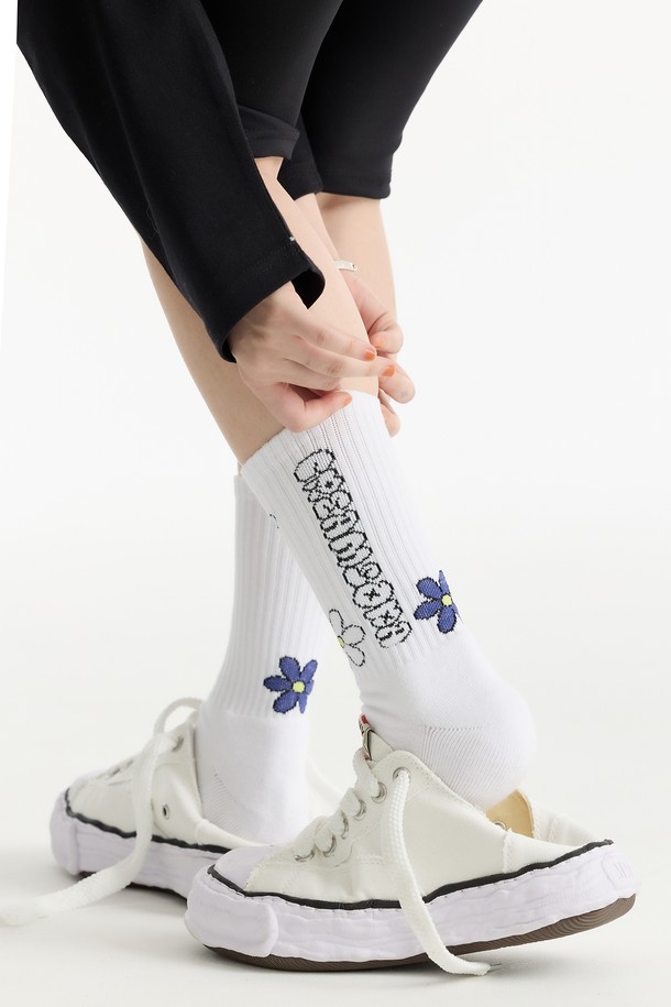 청량한 화이트 컬러 바탕에 파스텔 플라워 패턴이 돋보이는 씨알에스디엘 파스텔 플라워 양말입니다. 부드러운 면 소재로 제작되어 산뜻한 착용감을 선사하며, 봄, 여름 시즌에 적합합니다. 얇은 두께감과 흡습 기능으로 쾌적함을 유지하며, 캐주얼하고 미니멀한 스타일을 연출하기 좋습니다. 산책룩에 포인트 아이템으로 활용하여 화사하고 사랑스러운 분위기를 더해보세요.
