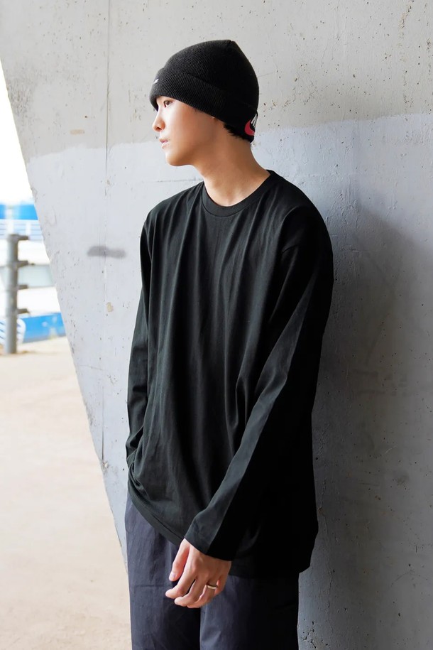 씨알에스디엘 솔리드 베이직 긴팔 티셔츠는 남녀 모두 착용 가능한 베이직하고 미니멀한 스타일의 티셔츠입니다. 봄, 가을, 겨울 세 계절 모두 활용 가능하며, 라운드넥과 레귤러핏으로 편안한 착용감을 선사합니다. 부드러운 면 소재로 제작되어 촉감이 좋고, 솔리드 디자인으로 어떤 스타일에도 쉽게 매치할 수 있습니다. 블랙 컬러의 무지 디자인은 유행을 타지 않아 오랫동안 활용하기 좋습니다. 일상복으로 편안하게 즐겨 입을 수 있는 기본 아이템입니다.
