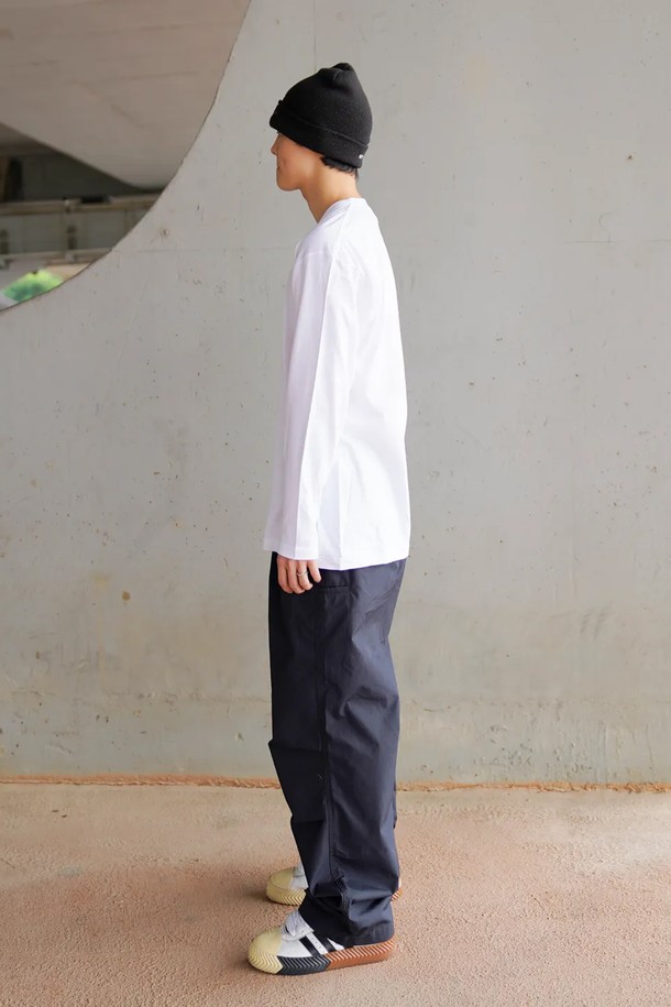 씨알에스디엘 솔리드 베이직 긴팔 티셔츠는 공용으로 착용 가능한 상의 티셔츠입니다. 부드러운 면 소재로 제작되어 편안한 촉감을 제공하며, 봄, 가을, 겨울 계절에 활용하기 좋습니다. 레귤러핏에 라운드넥 디자인으로, 미니멀하고 베이직한 스타일을 연출합니다. 무지 디자인의 화이트 컬러로 다양한 룩에 매치하기 용이하며, 데일리 캐주얼룩에 적합합니다. 긴소매 기장으로 간절기부터 겨울까지 따뜻하게 착용할 수 있습니다.
