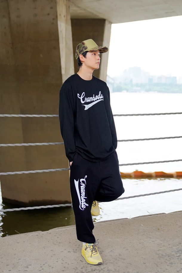 씨알에스디엘 어센틱 로고 롱슬리브는 캐주얼, 스트리트, 미니멀 스타일을 모두 아우르는 공용 긴 소매 티셔츠입니다. 봄, 가을, 겨울 계절에 적합하며, 두꺼운 면 소재로 제작되어 부드러운 촉감을 선사합니다. 라운드넥과 레귤러핏 디자인으로 편안한 착용감을 제공하며, 씨알에스디엘 브랜드 로고가 프린팅되어 있습니다. 일상복으로 활용하기 좋으며, 스트릿 패션을 연출하기에도 안성맞춤입니다.
