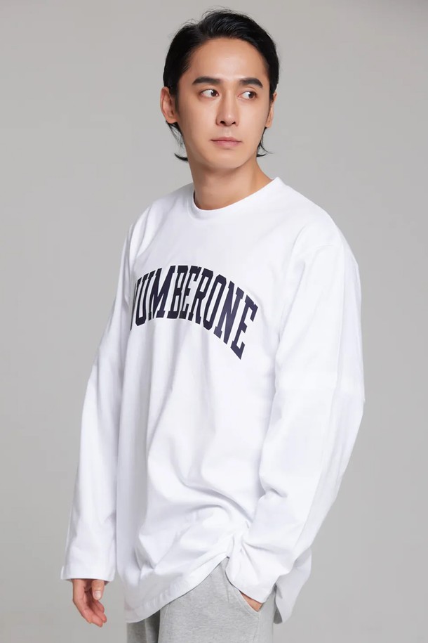 CRS DL NNO1 아크 로고 롱슬리브는 남성을 위한 티셔츠로, 봄/가을 계절에 착용하기 좋습니다. 화이트 색상의 레귤러핏 긴소매 티셔츠로, 부드러운 면 소재에 아크 로고 프린팅으로 포인트를 주었습니다. 라운드넥 디자인과 캐주얼 및 스트릿 스타일을 결합하여 다양한 룩에 활용할 수 있습니다. 일상생활에서 편안하면서도 스타일리시하게 연출할 수 있는 아이템입니다.
