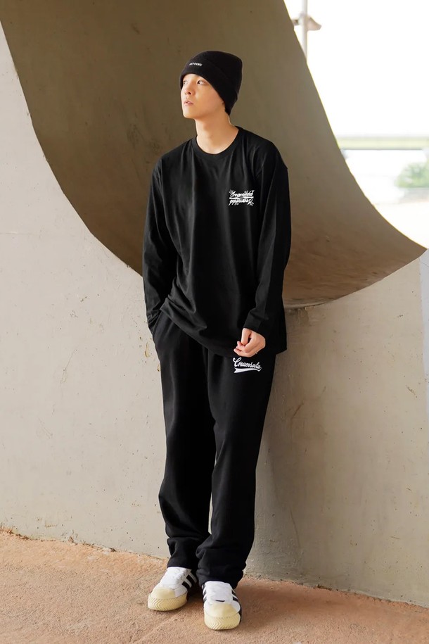 씨알에스디엘 레터링 롱슬리브는 캐주얼, 스트리트, 미니멀 스타일을 아우르는 공용 티셔츠입니다. 부드러운 면 소재로 제작되어 편안한 착용감을 선사하며, 봄, 가을 시즌에 적합합니다. 레귤러핏에 라운드넥 디자인으로, 블랙 컬러에 레터링 패턴이 돋보이는 롱슬리브입니다. 뒷면에는 백프린팅 디테일이 더해져 개성 있는 스타일을 연출합니다. 일상복으로 활용하기 좋은 아이템입니다.
