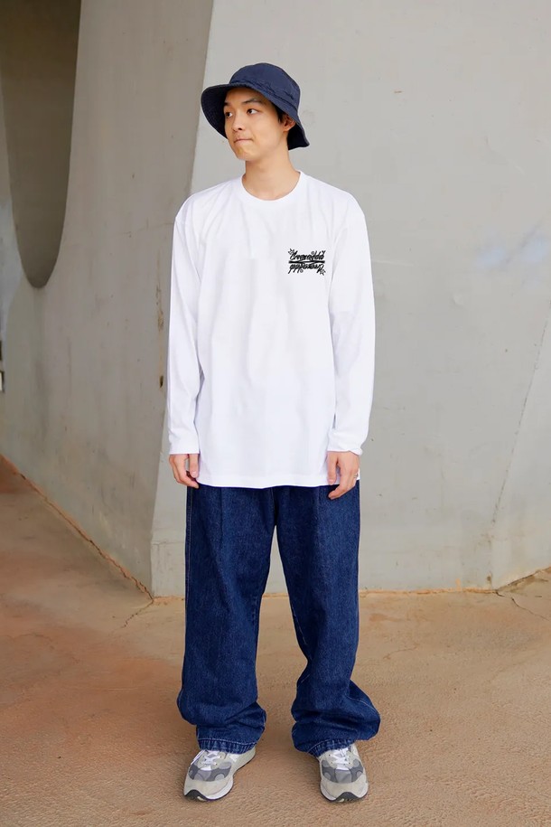 씨알에스디엘(CRS DL) 레터링 롱슬리브는 남성을 위한 캐주얼, 스트릿 스타일의 티셔츠입니다. 봄, 가을에 적합하며, 출근룩으로 활용하기 좋습니다. 면 소재의 레귤러핏 긴소매 라운드넥 티셔츠로, 레터링 프린팅이 돋보입니다. 화이트 컬러의 레귤러 기장으로, 미니멀한 스타일 연출에도 용이합니다. 일상에서 편안하게 착용할 수 있는 아이템입니다.
