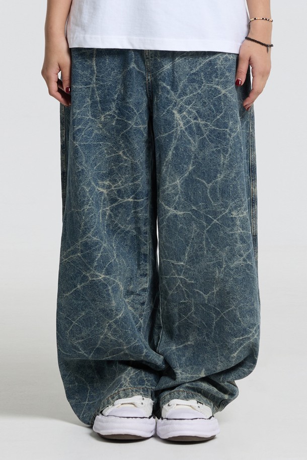 씨알에스디엘 크랙 자카드 데님 팬츠는 남녀 모두 착용 가능한 유니섹스 디자인의 데님 팬츠입니다. 블루 컬러에 크랙 및 자카드 패턴이 돋보이며, 사계절 내내 활용 가능한 실용적인 아이템입니다. 레귤러핏으로 제작되어 편안한 착용감을 선사하며, 워싱 디테일이 빈티지한 분위기를 더합니다. 면, 폴리에스테르, 아크릴 혼방 소재로 제작되어 튼튼하며, 뒷주머니가 있어 실용성을 높였습니다. 데이트룩, 여행룩, 캐주얼, 클래식, 미니멀 스타일 모두 소화 가능한 매력적인 데님 팬츠입니다.
