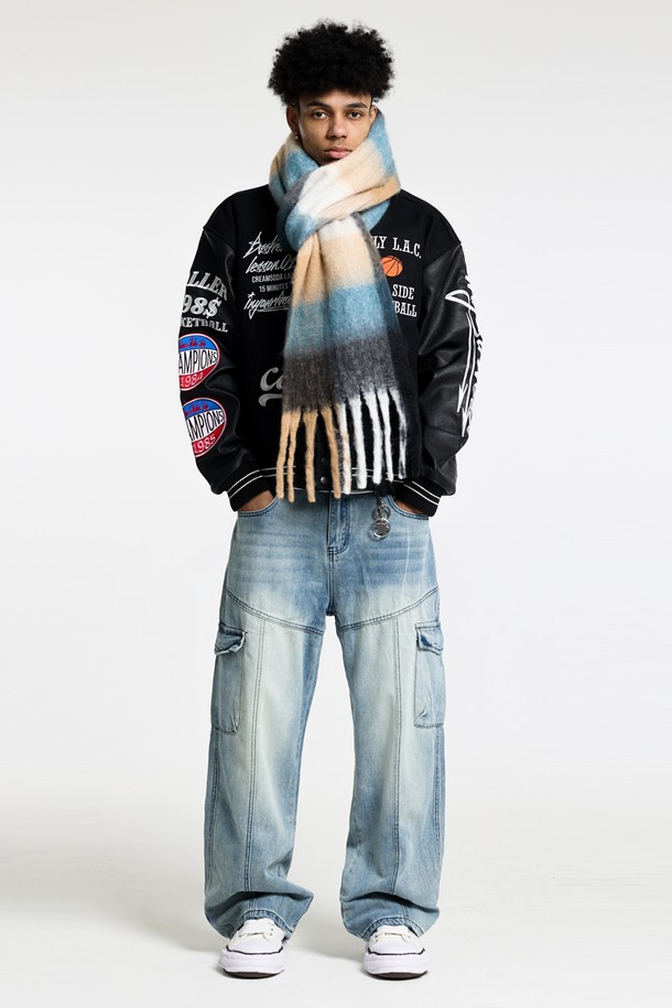 씨알에스디엘 카고 데님은 남성용 카고 스타일 데님 바지입니다. 블랙과 블루 두 가지 색상으로 출시되었으며, 캐주얼 및 스트릿 스타일을 즐겨 입는 분들에게 적합합니다. 봄, 가을에 착용하기 좋은 긴 기장의 루즈핏 데님 팬츠로, 면 80.9%, 폴리에스테르 16.9%, 아크릴 4% 혼방 소재로 제작되었습니다. 카고 스타일 포켓 디테일이 특징이며, 편안한 착용감을 선사합니다. 미니멀한 스타일 연출에도 활용하기 좋습니다.
