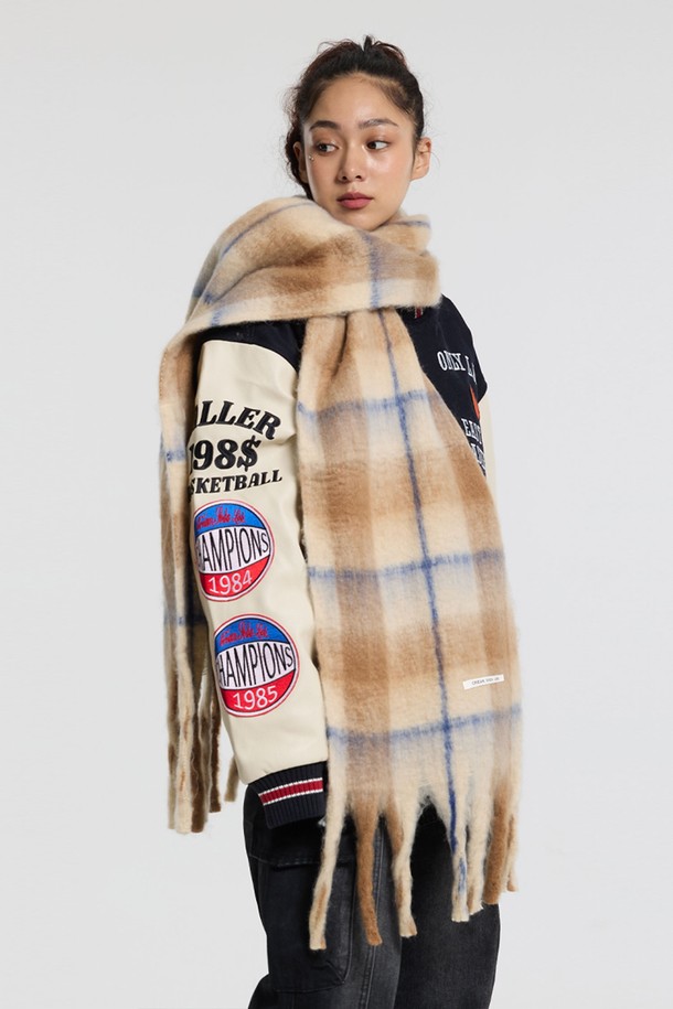 씨알에스디엘 소프트 배색 체크 자이언트 헤어리 니트 머플러는 부드러운 촉감과 두꺼운 두께감으로 가을, 겨울철 보온성을 책임지는 머플러/스카프입니다. 브라운, 아이보리, 퍼플, 그레이 등 다채로운 컬러의 배색 체크 패턴이 돋보이며, 헤어리 니트 소재로 포근함을 더했습니다. 베이직하고 캐주얼한 스타일로 출근룩, 모임룩 등 다양한 TPO에 활용하기 좋습니다. 내구성이 뛰어나 오랫동안 사용 가능하며, 캐주얼, 클래식, 미니멀 스타일 모두 소화 가능한 매력적인 아이템입니다.
