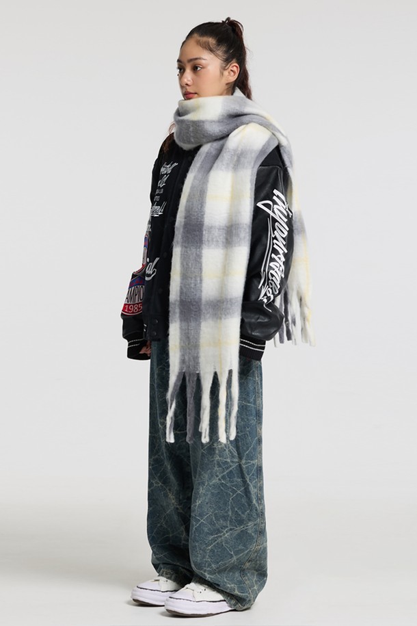 씨알에스디엘(CRS DL) 소프트 배색 체크 자이언트 헤어리 니트 머플러는 부드러운 촉감과 따뜻한 보온성을 제공하는 머플러입니다. 가을, 겨울철에 착용하기 좋으며, 일상, 출근룩 등 다양한 TPO에 활용할 수 있습니다. 브라운, 아이보리, 그레이 세 가지 색상으로 제공되며, 투톤 배색과 헤어리 텍스처, 체크 패턴이 특징입니다. 긴 길이감과 넉넉한 두께로 포근함을 더하며, 캐주얼, 클래식, 미니멀 스타일 모두에 잘 어울립니다. 내구성이 좋아 오랫동안 착용할 수 있습니다.
