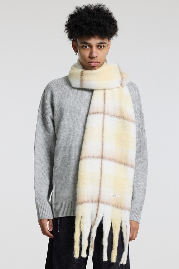 **씨알에스디엘 소프트 배색 체크 자이언트 헤어리 니트 머플러**는 부드러운 촉감과 보온성을 갖춘 머플러/스카프입니다. 브라운, 아이보리 퍼플, 그레이 세 가지 색상으로 제공되며, 캐주얼 및 베이직 스타일을 연출하기 좋습니다. 두꺼운 두께감의 폴리에스터 소재로 제작되어 가을, 겨울철 따뜻하게 착용할 수 있습니다. 오버사이즈 디자인과 투톤 컬러 배색, 헤어리 텍스처, 드레이프성이 특징이며, 산책룩과 같은 일상 스타일링에 활용하기 좋습니다. 체크 패턴으로 포인트를 더해 캐주얼, 클래식, 미니멀 등 다양한 스타일을 소화할 수 있습니다.
