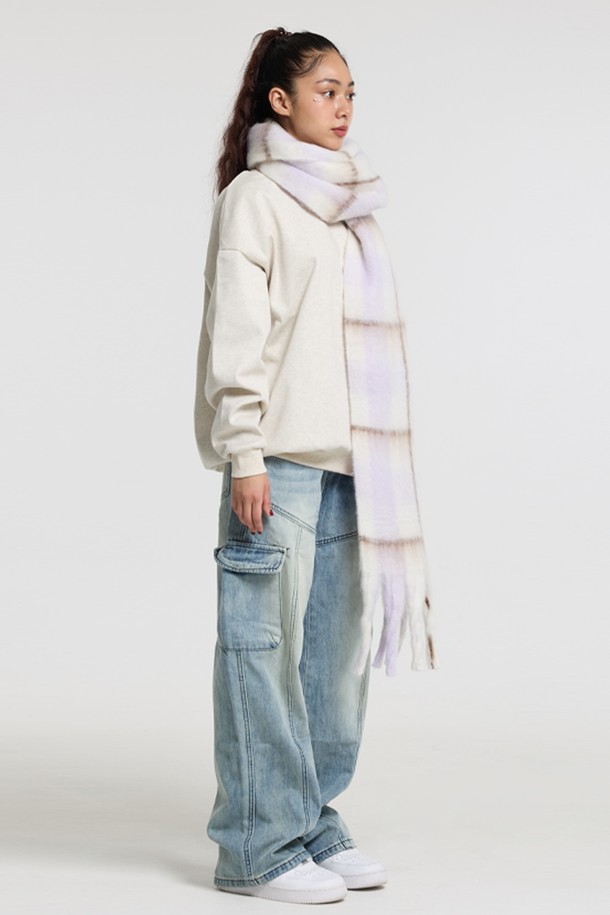 씨알에스디엘(CRS DL) 소프트 배색 체크 자이언트 헤어리 니트 머플러는 남녀 모두 착용 가능한 머플러/스카프입니다. 부드러운 촉감의 헤어리 플리스 원단으로 제작되어 포근한 착용감을 선사하며, 겨울철 보온성을 높여줍니다. 브라운, 아이보리, 퍼플, 그레이 등 은은한 컬러감의 체크 패턴이 돋보이며, 베이직하고 캐주얼한 스타일을 연출합니다. 다양한 의류에 매치하기 용이하며, 내구성이 우수하여 오랫동안 사용할 수 있습니다. 두께감 있는 디자인으로 따뜻함과 스타일을 동시에 잡을 수 있는 아이템입니다.
