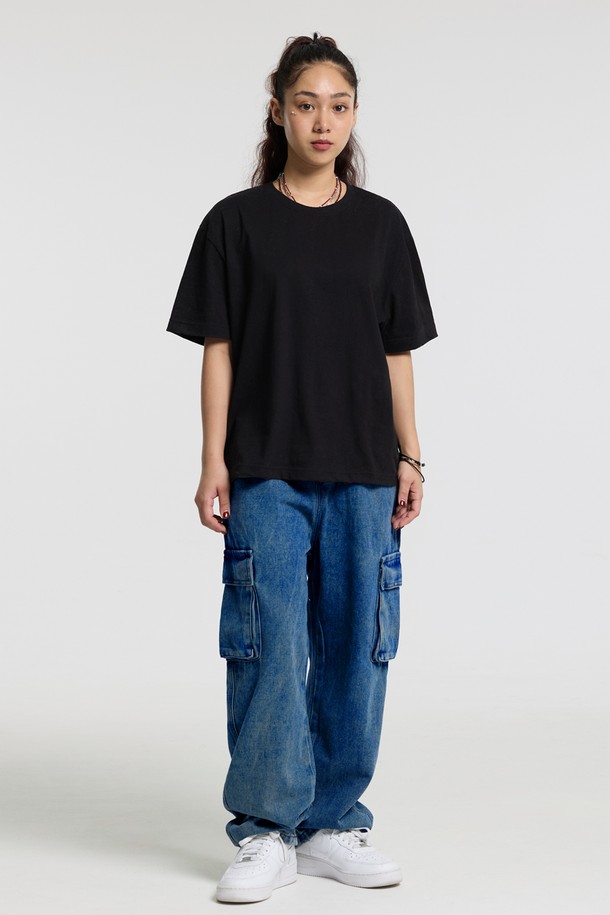 씨알에스디엘 스탠다드 카고 데님 팬츠는 남녀 모두 착용 가능한 캐주얼, 스트릿 스타일의 와이드핏 긴 바지입니다. 면과 아크릴 혼방 소재로 제작되어 봄, 가을에 적합하며, 중간 두께감으로 편안한 착용감을 선사합니다. 무지 디자인에 카고 포켓 디테일이 더해져 실용성을 높였으며, 레귤러핏으로 제작되었습니다. 블루 컬러로 다양한 상의와 매치하여 개성 있는 스타일을 연출할 수 있습니다.
