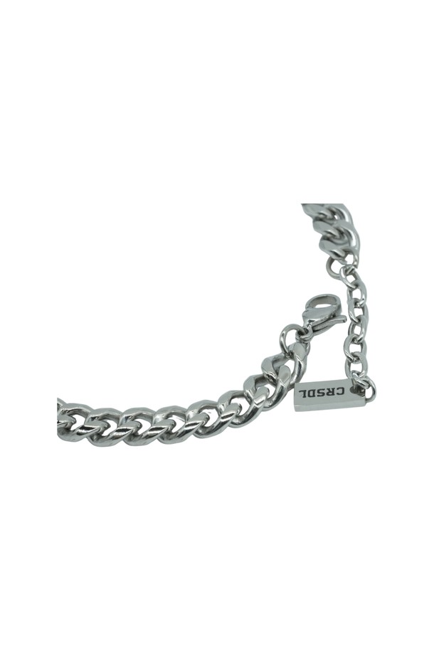 씨알에스디엘 가죽 포인트 실버 체인 팔찌는 그리드 패턴의 합성가죽과 스테인리스 스틸 소재로 제작된 공용 팔찌입니다. 실버 컬러의 체인과 시그니처 인그레이빙 참 장식이 돋보이며, 미니멀, 시크, 캐주얼 스타일을 모두 소화할 수 있습니다. 데이트룩, 모임룩, 소개팅룩 등 다양한 TPO에 매치하여 세련된 분위기를 연출해보세요. 프리 사이즈로 길이를 조절할 수 있어 편안하게 착용 가능합니다. 향수, 헤어스프레이, 물, 땀과의 접촉을 피하고, 목욕, 수면, 운동 시에는 착용하지 않는 것이 좋습니다.
