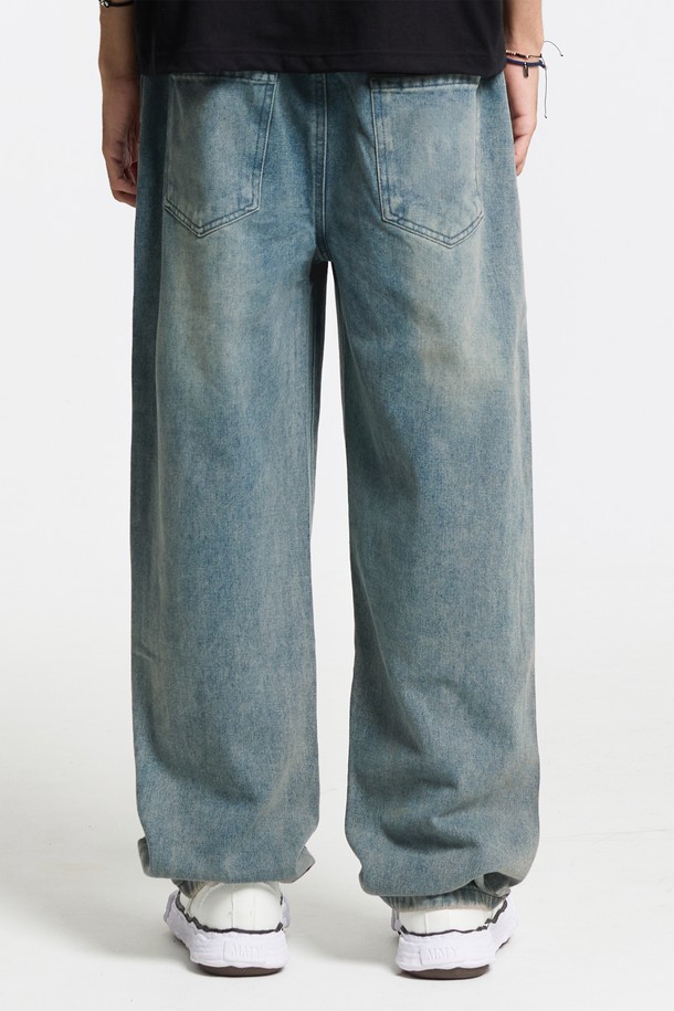 씨알에스디엘 스탠다드 데님은 베이직한 스타일을 추구하는 분들을 위한 데님 팬츠입니다. 일상에서 편안하게 착용하기 좋은 스트레이트 핏의 긴 바지로, 면과 아크릴 혼방 소재로 제작되어 쾌적한 착용감을 선사합니다. 깔끔한 무지 디자인과 블루 컬러가 어떠한 상의에도 자연스럽게 어울리며, 캐주얼, 미니멀, 클래식 등 다양한 스타일을 소화할 수 있습니다. 스탠다드 핏으로 제작되어 편안하면서도 세련된 핏을 연출합니다. 데일리룩에 활용하기 좋은 실용적인 아이템입니다.
