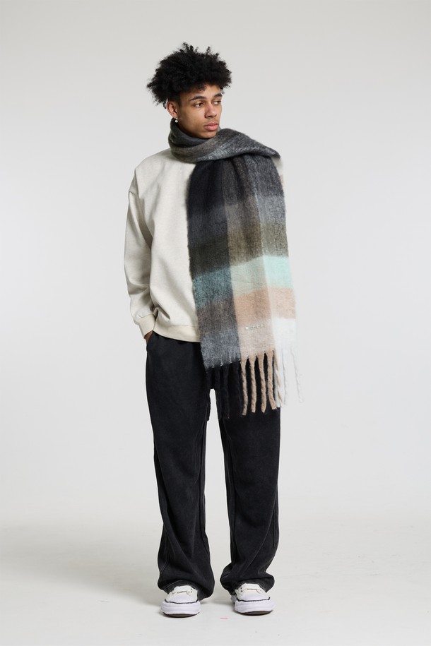 씨알에스디엘 볼드 체크 브러쉬 헤어리 니트 머플러는 부드러운 촉감과 풍성한 헤어감을 자랑하는 유니섹스 머플러입니다. 블루, 레드, 블랙 세 가지 색상으로 출시되었으며, 넉넉한 사이즈와 고밀도 브러쉬 가공으로 가볍지만 풍성한 볼륨감을 선사합니다. 체크와 그라데이션 패턴이 어우러져 캐주얼, 베이직, 미니멀 스타일을 연출하기 좋으며, 가을과 겨울철 출근룩, 여행룩에 따뜻함과 스타일을 더해줍니다. 보온 기능으로 추운 날씨에도 포근함을 유지해줍니다.
