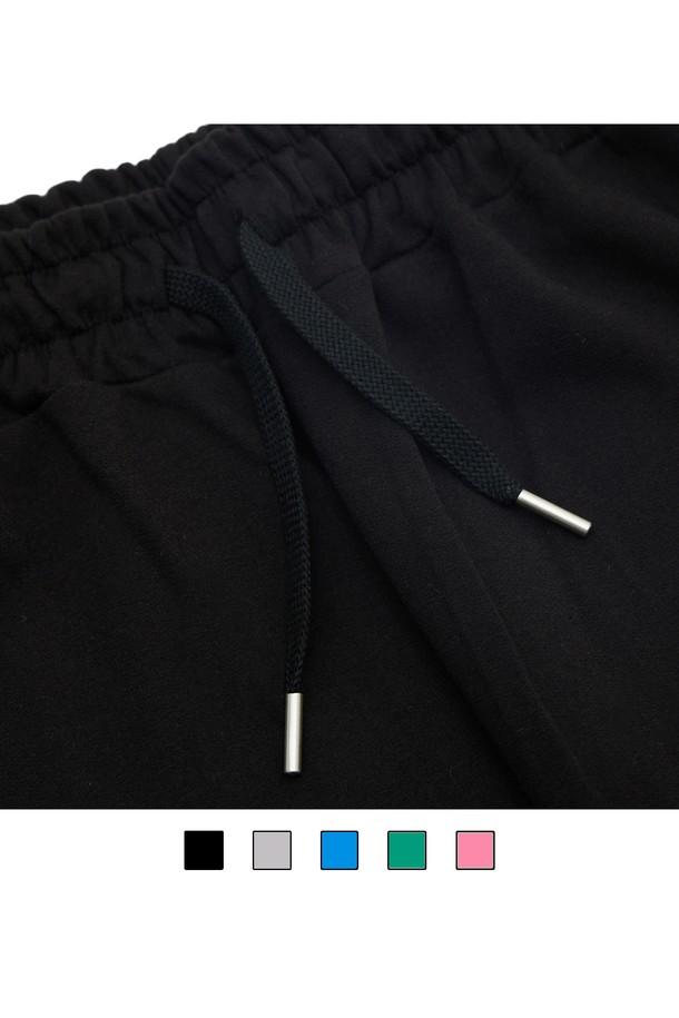 씨알에스디엘 3플라워 와이드 밴딩 팬츠는 캐주얼하고 미니멀한 스타일을 연출하기 좋은 와이드 팬츠입니다. 면과 폴리에스테르 혼방 소재로 제작되어 사계절 내내 편안하게 착용 가능하며, 루즈핏으로 활동성을 높였습니다. 플라워 패턴이 은은하게 들어가 여성스러운 분위기를 더하고, 그레이, 블랙, 블루, 그린, 핑크 등 다양한 컬러 옵션으로 폭넓은 선택지를 제공합니다. 허리 밴딩과 조절 가능한 스트링으로 편안한 착용감을 선사하며, 깊은 포켓과 수축 방지 가공, 텐터 가공 처리로 실용성과 내구성을 높였습니다. 산책룩이나 동네 마실룩으로 활용하기 좋습니다.
