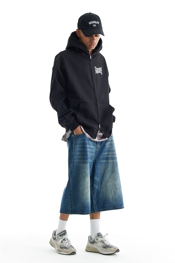 씨알에스디엘 로고 집업 후드는 캐주얼, 스트리트 스타일을 아우르는 공용 후드입니다. 가을, 겨울 시즌에 어울리는 두꺼운 두께감의 헤비웨이트 면, 폴리에스테르 혼방 소재로 제작되어 부드러운 촉감을 선사합니다. 오버핏 실루엣에 깊은 후드 디자인, 2바늘 커버스티치 처리, 프론트 포켓, 포인트 라벨 디테일이 특징이며, 집콕룩, 겨울 데일리룩, 산책룩 등 다양한 TPO에 활용 가능합니다. 블랙, 그레이, 차콜 세 가지 컬러로 출시되어 미니멀한 스타일 연출에도 용이합니다.
