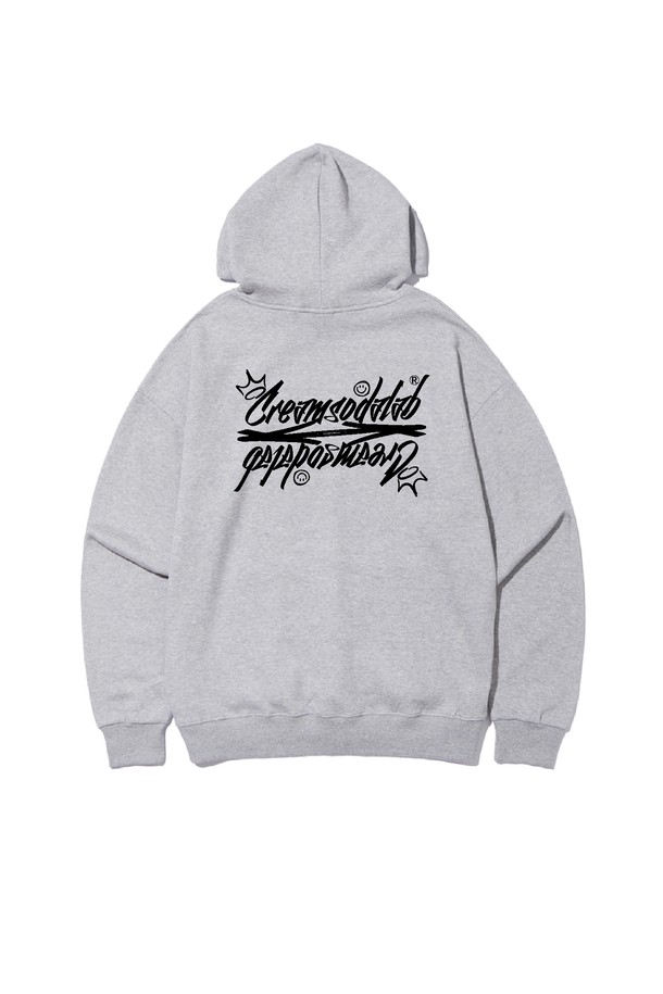 씨알에스디엘 로고 집업 후드는 캐주얼 스타일의 오버핏 후드집업입니다. 블랙, 그레이, 차콜 세 가지 색상으로 출시되었으며, 봄, 가을, 겨울 세 계절 모두 착용 가능합니다. 딥 후드 디자인과 프론트 포켓, 포인트 라벨 디테일이 특징이며, 부드러운 촉감의 면, 폴리에스테르 혼방 소재로 제작되었습니다. 2 니들 커버스티치 공법과 텐터 가공 처리로 내구성을 높였으며, 보온 기능을 제공하여 겨울철 데일리룩, 집콕룩, 산책룩 등 다양한 상황에서 활용하기 좋습니다.
