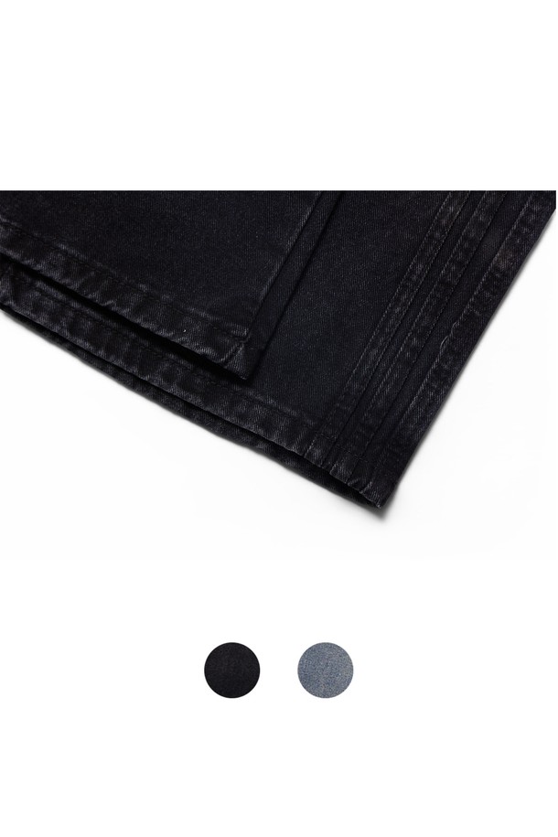 씨알에스디엘 트랙 데님 팬츠는 남성용 데님 팬츠로, 블랙과 블루 두 가지 색상으로 출시되었습니다. 면과 폴리에스테르 혼방 소재로 제작되어 사계절 내내 착용 가능하며, 레귤러핏으로 편안한 착용감을 제공합니다. 캐주얼, 스트리트, 미니멀 스타일을 모두 소화 가능한 디자인으로, 트랙 디자인이 돋보입니다. 무지 패턴의 긴 기장 데님 팬츠로, 다양한 상의와 매치하여 폭넓은 스타일 연출이 가능합니다.
