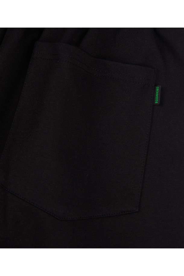 씨알에스디엘 바스켓볼 스트릿 서터파이드 버뮤다 자이언트 9부 숏팬츠는 남성용 오버핏 스타일의 숏팬츠입니다. 면과 폴리에스테르 혼방 소재로 제작되어 부드러운 촉감을 제공하며, 고탄력 밴딩과 뒷포켓으로 활동성을 높였습니다. 블랙과 그레이 두 가지 색상으로 출시되어 일상 및 스포츠 활동에 모두 적합하며, 9부 기장으로 트렌디한 스트릿 무드를 연출합니다.
