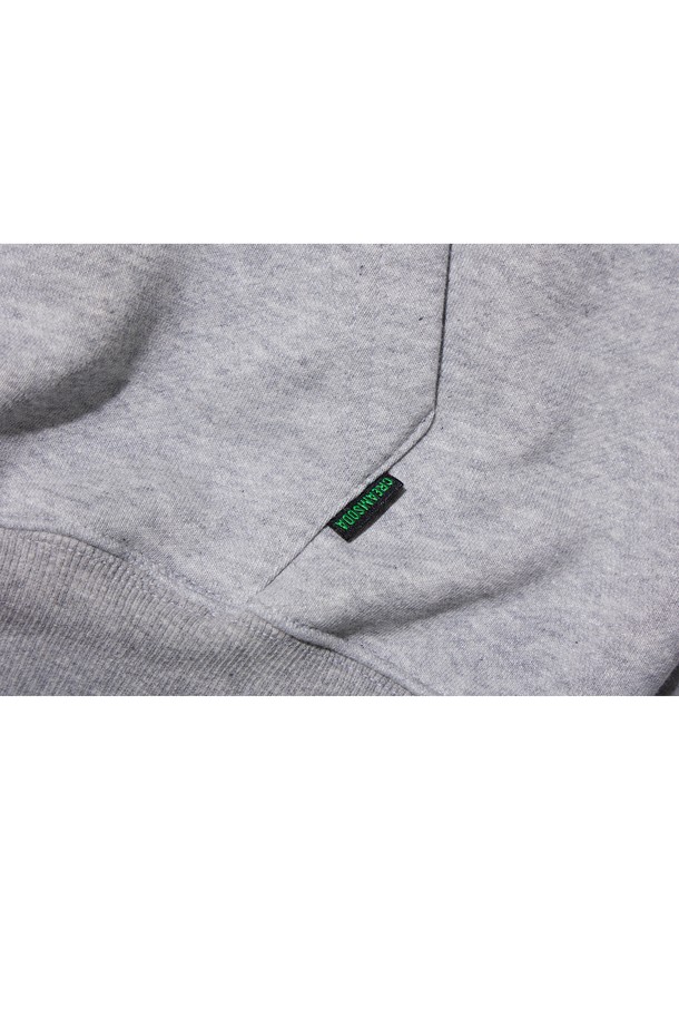 씨알에스디엘 1984 도미네이트 나시 후드티 그레이는 면과 폴리에스테르 혼방 소재로 제작되어 부드러운 촉감과 흡습 기능을 제공하며, 여름철 일상에서 편안하게 착용할 수 있습니다. 스포티하고 캐주얼한 스타일을 연출하며, 농구 테마의 텍스트 프린트와 민소매 디자인이 특징입니다. 세미 오버핏으로 제작되었으며, 넉넉한 후드 깊이와 더블 스티치 봉제 넥라인, 스트링 마감 처리로 디테일을 더했습니다.
