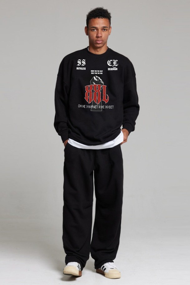 **씨알에스디엘 XXL 맨투맨 (기모 OR 논기모)**

쌀쌀한 가을, 겨울철 데일리룩을 책임질 씨알에스디엘 XXL 맨투맨입니다. 부드러운 촉감의 면, 폴리에스테르 혼방 소재로 제작되어 편안한 착용감을 선사하며, 라운드넥과 긴소매 디자인으로 어떤 스타일에도 쉽게 매치할 수 있습니다. 베이직하고 캐주얼한 무드의 무지 스타일로, 오버핏 또는 세미오버핏으로 편안하게 즐길 수 있습니다. 안감은 보온성을 높인 기모 처리되어 추운 날씨에도 따뜻하게 입을 수 있습니다. 블랙, 네이비, 레드, 그레이, 라이트그레이, 오트밀 등 다양한 컬러로 출시되어 취향에 맞게 선택 가능합니다.
