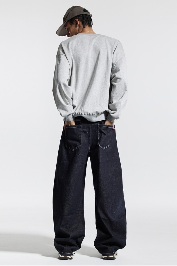 씨알에스디엘 와이드 커브드 스티치 데님 팬츠는 남녀 모두 착용 가능한 데님 팬츠입니다. 블랙과 블루 두 가지 색상으로 출시되었으며, 봄, 가을에 입기 좋은 두꺼운 두께감의 긴 기장 와이드 핏입니다. 캐주얼, 스트릿 스타일을 아우르며, 사이드 오버록 패널과 사이드 포켓, 무릎 라인 다트 디테일, 화이트 스티치, 백포켓 레더 패치 등의 특징을 가지고 있습니다. 뻣뻣한 촉감의 루즈핏으로 편안한 착용감을 선사하며, 동네 마실룩이나 여행룩에 적합합니다.
