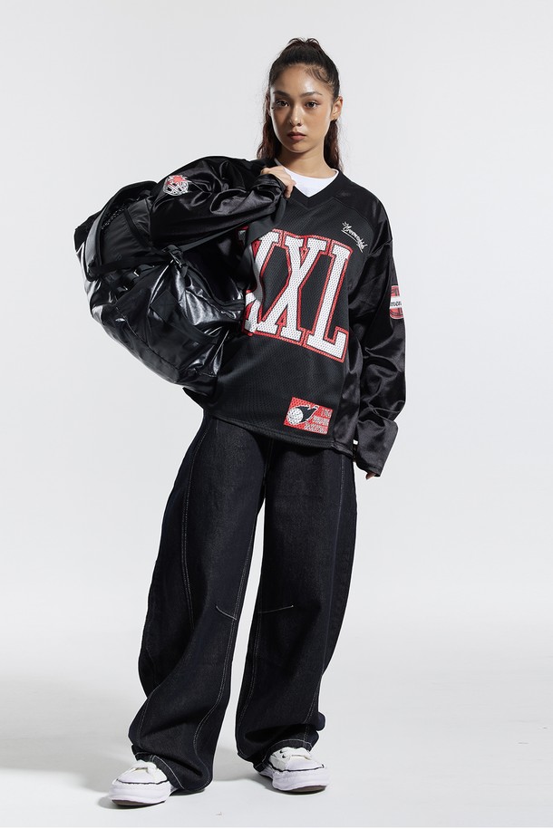 씨알에스디엘 와이드 커브드 스티치 데님 팬츠는 캐주얼, 미니멀, 시크 스타일을 추구하는 분들을 위한 사계절용 데님 팬츠입니다. 블랙과 블루 두 가지 색상으로 출시되었으며, 와이드핏의 긴 기장으로 편안한 착용감을 선사합니다. 면, 폴리에스테르, 레이온 혼방 소재로 제작되어 부드럽고 자연스러운 핏을 연출합니다. 사이드 패널 오버록 디테일, 사이드 포켓 다트, 무릎 라인 다트, 화이트 스티치, 백 포켓 가죽 패치 등 섬세한 디테일이 돋보이며, 양쪽 백 포켓으로 실용성을 더했습니다. 동네 마실룩이나 여행룩에 활용하기 좋은 아이템입니다.
