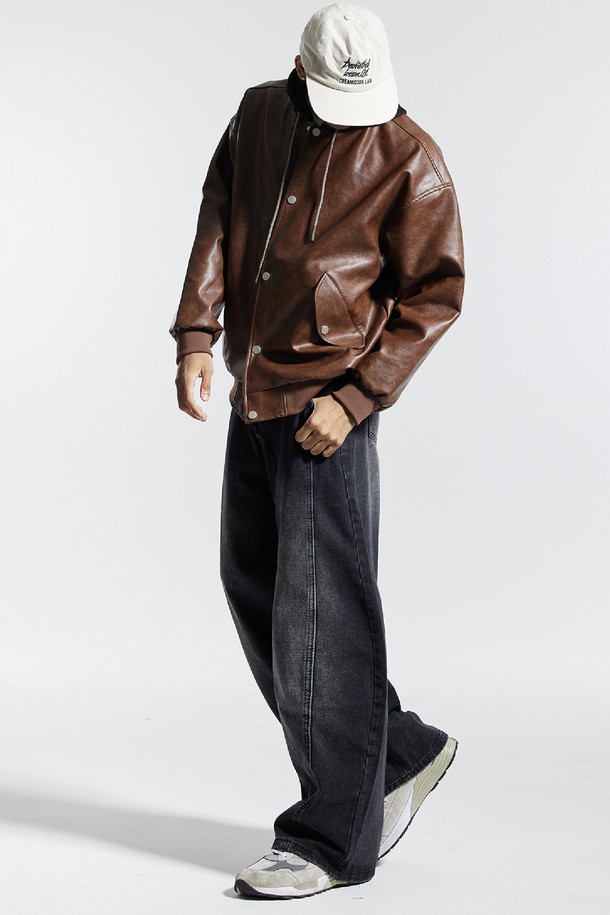 씨알에스디엘 와이드 절개 볼륨 커브드 팬츠는 남성용 바지로, 봄, 가을에 착용하기 좋습니다. 블랙 컬러의 데님 소재로 제작되었으며, 뻣뻣한 촉감과 두꺼운 두께감이 특징입니다. 루즈핏 와이드 라인으로 스트릿, 캐주얼 스타일을 연출하며, 절개 디테일과 볼륨감으로 포인트를 더했습니다. 출근룩과 모임룩에 활용하기 좋은 아이템입니다.
