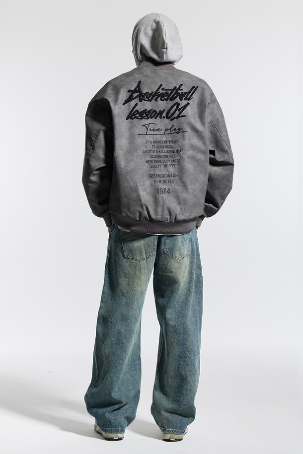 **씨알에스디엘 와이드 절개 볼륨 커브드 팬츠**는 남성을 위한 데님 소재의 긴 바지입니다. 봄, 가을에 어울리는 두꺼운 두께감과 뻣뻣한 촉감으로 제작되었으며, 루즈핏의 와이드한 실루엣을 연출합니다. 캐주얼, 스트릿, 미니멀 스타일 모두 소화 가능하며, 출근룩으로도 활용할 수 있습니다. 볼륨감 있는 핏과 절개 디테일이 특징으로, 개성 있는 스타일을 완성합니다. 블루 컬러의 무지 디자인으로 다양한 상의와 매치하기 용이합니다.
