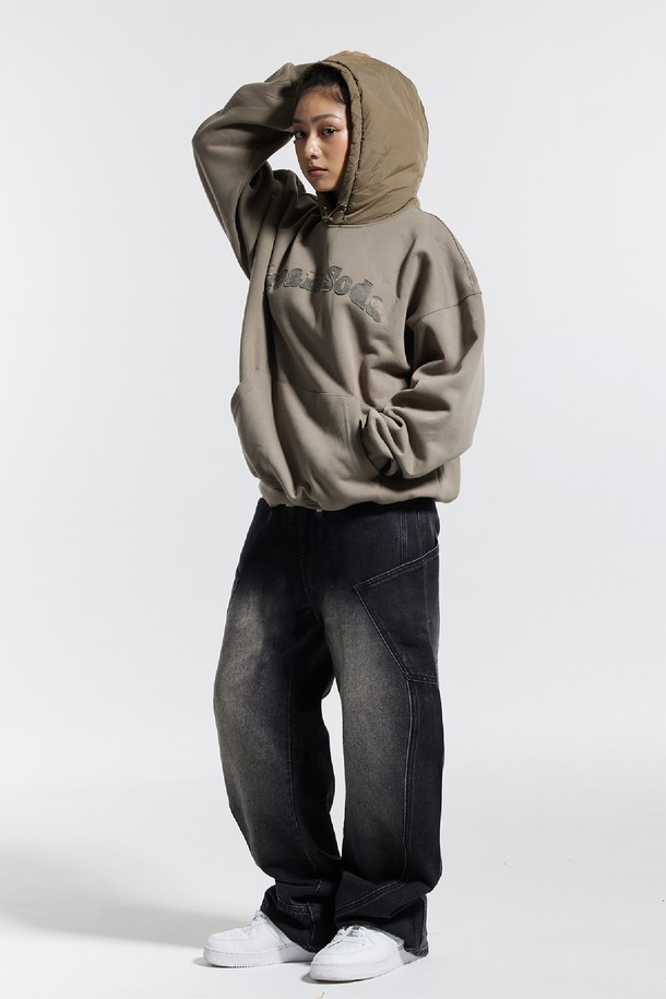 씨알에스디엘 밴딩 와이드 파이핑 사선 카고팬츠는 남성용 바지로, 캐주얼 및 스트릿 스타일을 즐기는 분들을 위한 아이템입니다. 봄, 가을에 적합하며, 뻣뻣한 데님 소재로 제작되어 두께감이 느껴지는 루즈핏 와이드 팬츠입니다. 허리 밴딩 처리로 편안한 착용감을 제공하며, 파이핑 디테일과 사선 디자인으로 포인트를 더했습니다. 동네 마실룩이나 가을 나들이룩에 활용하여 편안하면서도 스타일리시한 연출이 가능합니다.
