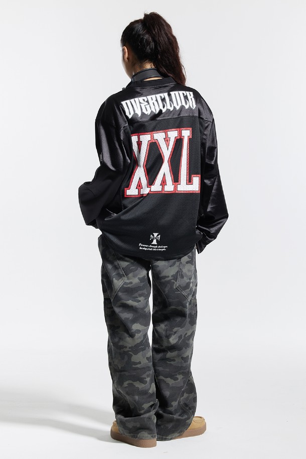 씨알에스디엘 밴딩 와이드 파이핑 사선 카고팬츠는 남성 고객을 위한 캐주얼 및 스트릿 스타일의 바지입니다. 봄, 가을 계절에 어울리며, 여행룩이나 산책룩으로 활용하기 좋습니다. 블랙과 그레이 두 가지 색상으로 출시되었으며, 와이드 핏과 루즈핏으로 편안한 착용감을 제공합니다. 밴딩 처리로 활동성을 높였으며, 파이핑 디테일과 사선 포켓이 디자인의 포인트를 더합니다. 카모 패턴이 돋보이는 긴 기장의 카고 팬츠입니다.
