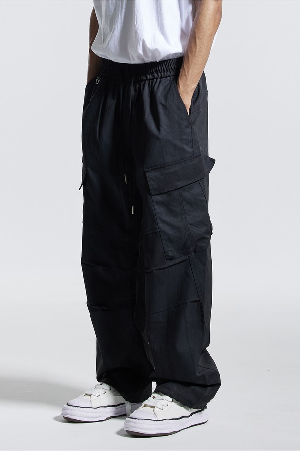 씨알에스디엘(CRS DL) 사이드 빅 카고 디링 코팅 워시드 팬츠는 남성용 카고 팬츠입니다. 블랙, 그레이, 차콜 세 가지 색상으로 출시되었으며, 봄, 가을에 착용하기 좋습니다. 스트릿 및 캐주얼 스타일을 연출하기에 적합하며, 밴딩 처리된 허리와 루즈핏으로 편안한 착용감을 제공합니다. 사이드 카고 포켓과 벨트 D링 디테일이 특징이며, 바지 밑단 스트링으로 다양한 연출이 가능합니다. 전면 코팅 디테일과 워싱 처리로 독특한 분위기를 더했으며, 폴리에스테르 소재로 제작되어 수축과 변형을 최소화하고 형태 유지력이 우수하며 흡수 및 건조가 빠릅니다.
