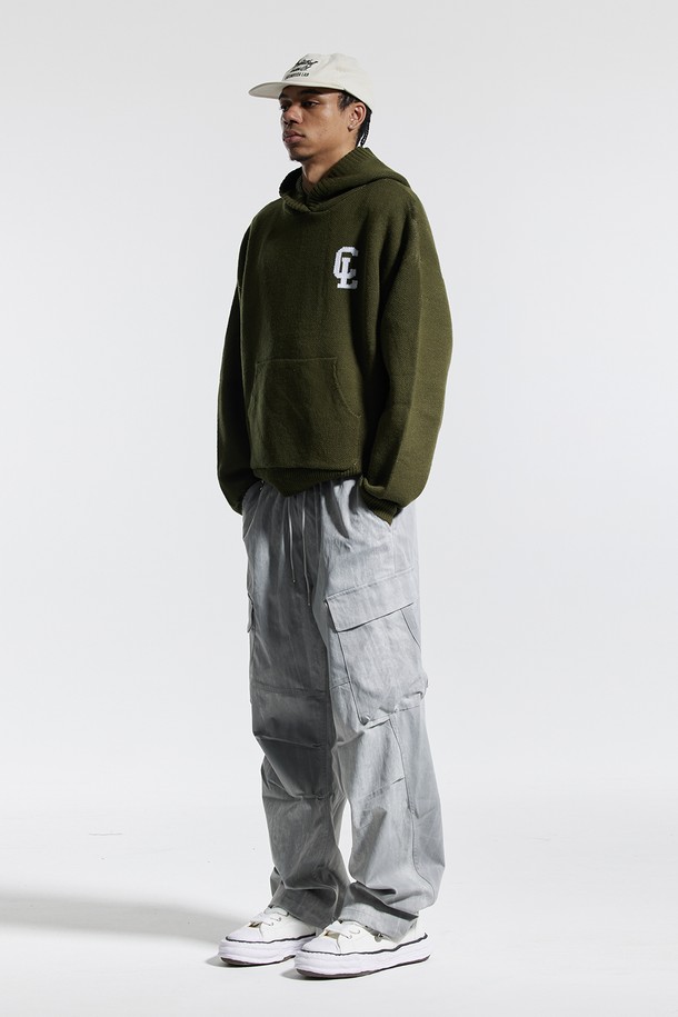 씨알에스디엘 사이드 빅 카고 디링 코팅 워시드 팬츠는 스트릿 무드와 캐주얼 스타일을 동시에 연출할 수 있는 와이드핏 카고 팬츠입니다. 그레이, 블랙, 차콜 세 가지 색상으로 만나볼 수 있으며, 허리 전체 밴딩으로 편안한 착용감을 제공합니다. 사이드 카고 포켓과 벨트 D링 디테일이 특징이며, 전면 코팅으로 독특한 질감을 더했습니다. 밑단 스트링으로 다양한 스타일을 연출할 수 있으며, 빠른 흡수와 건조 기능으로 아웃도어 활동에도 적합합니다.
