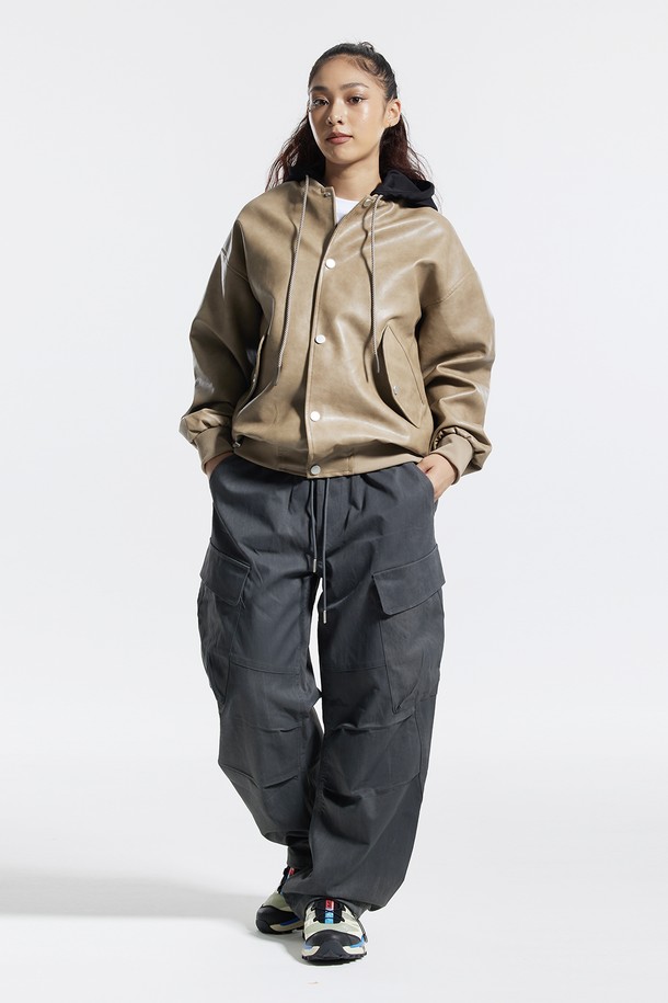 씨알에스디엘(CRS DL) 사이드 빅 카고 디링 코팅 워시드 팬츠는 스트릿, 캐주얼, 시티보이 스타일을 아우르는 남성용 카고 팬츠입니다. 봄, 가을에 착용하기 좋으며, 동네 마실룩이나 캠핑룩에 잘 어울립니다. 블랙, 그레이, 차콜 세 가지 색상으로 출시되었으며, 와이드 핏과 루즈핏으로 편안한 착용감을 제공합니다. 폴리에스테르 소재에 코팅 디테일을 더해 독특한 질감을 살렸으며, 사이드 카고 포켓, D링 디테일, 밑단 스트링, 구조적 디자인 포켓 등의 특징을 갖추었습니다. 빠른 흡수/건조 기능으로 쾌적함을 유지합니다.
