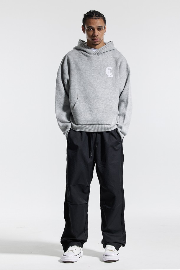 씨알에스디엘 트랙 2선 파라슈트 팬츠는 남녀 모두 착용 가능한 트랙 팬츠입니다. 블랙, 그레이, 카키 세 가지 색상으로 출시되었으며, 일상과 스포츠 활동 모두에 적합합니다. 얇은 두께감의 폴리에스테르 소재로 제작되어 부드러운 촉감을 선사하며, 루즈핏으로 편안한 착용감을 제공합니다. 허리 및 밑단 스트링, 백포켓, 톤온톤 자수, 파라슈트 플리츠 디자인, 포인트 라벨 등의 디테일이 돋보이며, 스포티, 캐주얼, 미니멀 스타일을 연출하기 좋습니다. 동네 마실룩, 여행룩, 피트니스룩 등 다양한 TPO에 활용할 수 있습니다.
