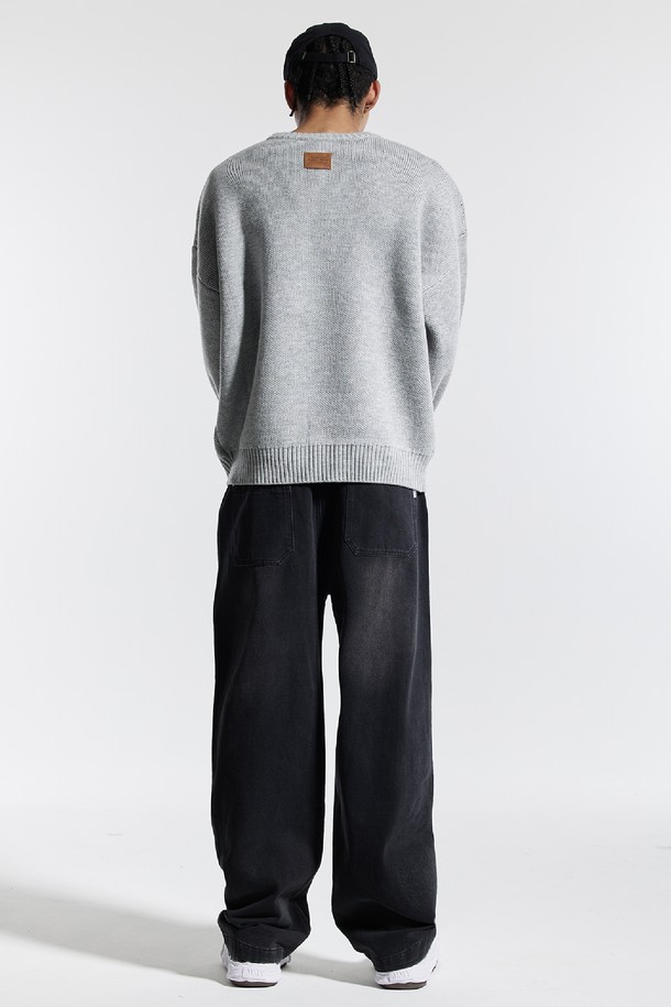 씨알에스디엘 베이직 워싱 와이드 밴딩 데님 팬츠는 남녀 모두 착용 가능한 캐주얼 데님 팬츠입니다. 블랙과 블루 두 가지 색상으로 제공되며, 사계절 내내 활용할 수 있습니다. 와이드핏에 밴딩 처리로 편안한 착용감을 선사하며, 워싱 가공을 통해 자연스러운 멋을 더했습니다. 드로우스트링과 뒷주머니, 포인트 라벨 디테일이 돋보이며, 동네 마실룩이나 여행룩, 미니멀, 클래식 스타일 연출에 적합합니다.
