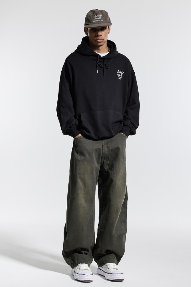 씨알에스디엘(CRSDL) 반밴딩 빈티지 프론트 워싱 와이드 벌룬 데님 팬츠는 캐주얼 스타일에 빈티지 무드를 더한 데님 팬츠입니다. 블랙, 네이비, 카키 3가지 색상으로 출시되었으며, 일상 및 동네 마실룩, 여행룩에 적합합니다. 부드러운 면 소재에 워싱 디테일이 더해져 자연스러운 멋을 연출하며, 허리 반밴딩으로 편안한 착용감을 제공합니다. 넉넉한 와이드 벌룬핏과 밑단 턱 디테일이 트렌디한 스타일을 완성하며, 뒷주머니는 실용성을 더합니다. 땀 흡수 및 통기성이 우수하여 봄, 가을에 쾌적하게 착용할 수 있습니다.
