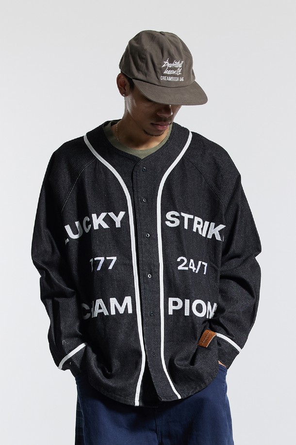 씨알에스디엘(CRS DL) 베이스볼 져지 럭키 스트라이크 챔피온 자켓은 남녀 모두 착용 가능한 오버핏 베이스볼 자켓입니다. 블랙과 블루 두 가지 색상으로 출시되었으며, 봄, 가을 일상에서 스포티, 캐주얼, 스트릿 스타일을 연출하기 좋습니다. 두꺼운 면, 폴리에스테르, 레이온 혼방 소재로 제작되어 부드러운 촉감을 선사하며, 긴 소매와 버튼 여밈, 빈티지 베이스볼 셔츠 베이스 디자인이 특징입니다. 24/7 777 럭키 스트라이크 그래픽과 아플리케 그래픽 기법, 하단 가죽 패치가 돋보이는 디자인으로 가을 나들이룩, 봄 소풍룩을 완성해보세요.

