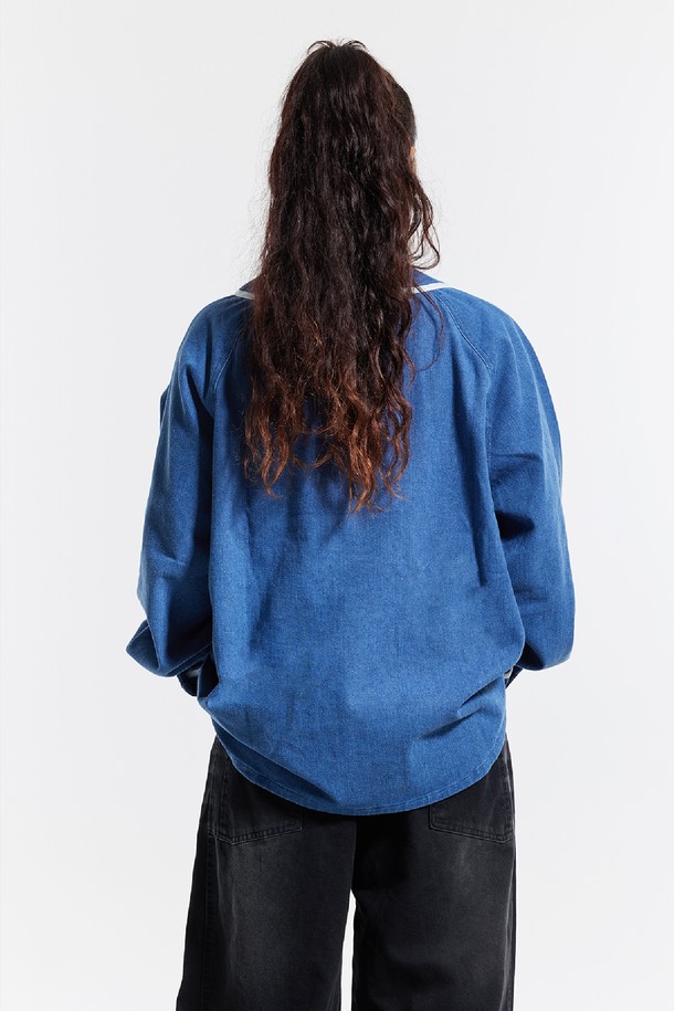 씨알에스디엘(CRSDRL) 베이스볼 져지 럭키 스트라이크 챔피온 자켓은 남녀 모두 착용 가능한 오버핏 베이스볼 자켓입니다. 봄, 가을에 적합하며, 블랙과 블루 두 가지 색상으로 출시되었습니다. 스포티, 캐주얼, 스트릿 스타일을 아우르며, 면, 폴리에스테르, 레이온 혼방의 두꺼운 소재로 제작되어 부드러운 촉감을 선사합니다. 가죽 패치 디테일과 777 24/7 CHAMPIONS 그래픽, 애플리케 그래픽 기법이 특징이며, 일상과 여행룩에 모두 잘 어울립니다. 스냅 버튼 여밈과 긴 소매 기장으로 편안하게 착용할 수 있습니다.
