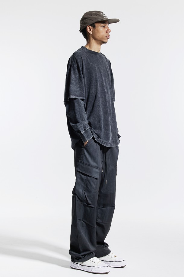 씨알에스디엘 피그먼트 페이크 이중 레이어드 롱슬리브는 남성용 티셔츠입니다. 캐주얼, 스트릿 스타일을 즐기는 분들께 적합하며, 봄, 가을에 입기 좋습니다. 블랙 컬러의 무지 디자인으로, 피그먼트 워싱 처리된 면 소재를 사용하여 자연스러운 멋을 더했습니다. 이중 레이어드 디자인과 립 디테일이 특징이며, 레귤러핏 라운드넥 긴소매 스타일로 데이트룩, 동네 마실룩 등 다양한 TPO에 활용할 수 있습니다.
