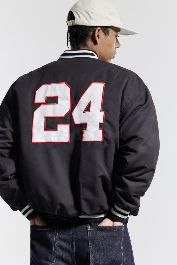 씨알에스디엘 베이스볼 스타디움 누빔 재킷은 남성용 아우터로, 겨울철 데일리룩과 스포티, 캐주얼, 미니멀 스타일을 연출하기에 적합합니다. 블랙과 네이비 두 가지 색상으로 제공되며, 릴랙스 핏으로 편안하게 착용할 수 있습니다. 두꺼운 두께의 폴리에스터 소재로 제작되었으며, E밴드 네크라인과 밑단, 긴 소매, 누빔 코트 타입이 특징입니다. 소매 자수 디테일과 퀼팅 안감이 돋보이며, 흡수, 속건, 신축성 기능이 있어 활동성을 높여줍니다. 야구점퍼 스타일의 자켓으로 일상 및 스포츠 활동 시에도 활용할 수 있습니다.
