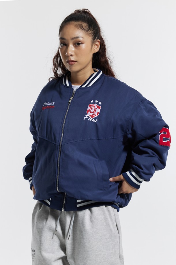 씨알에스디엘 베이스볼 스타디움 누빔 재킷은 겨울철 스포티하고 캐주얼한 스타일을 연출하기에 완벽한 아이템입니다. 네이비와 블랙 두 가지 색상으로 출시되었으며, 릴랙스 핏으로 편안한 착용감을 선사합니다. 보온, 흡습, 속건 기능을 갖춘 폴리에스테르 소재로 제작되어, 활동적인 날에도 쾌적함을 유지합니다. E밴드 네크라인과 밑단, 퀼팅 안감 디자인과 자수 패턴이 특징이며, 수분 흡수 및 건조성이 뛰어나 반복 세탁 후에도 형태 변형 없이 오래 입을 수 있습니다. 겨울 데일리룩 또는 여행룩에 미니멀한 포인트를 더해보세요.
