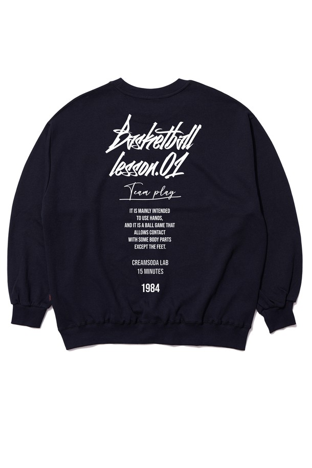 네이비 컬러의 씨알에스디엘 쿼터 팀플레이 맨투맨입니다. 부드러운 면 소재로 제작되어 편안한 착용감을 선사하며, 두꺼운 두께감으로 봄, 가을, 겨울철에 따뜻하게 입을 수 있습니다. 오버핏 디자인과 라운드넥으로 캐주얼하고 스트릿한 스타일을 연출하기 좋습니다. 가슴 부분의 레터링 프린트와 긴 소매 기장이 특징이며, 로고 패턴으로 포인트를 더했습니다. 일상에서 편안하게 즐겨 입을 수 있는 맨투맨입니다.
