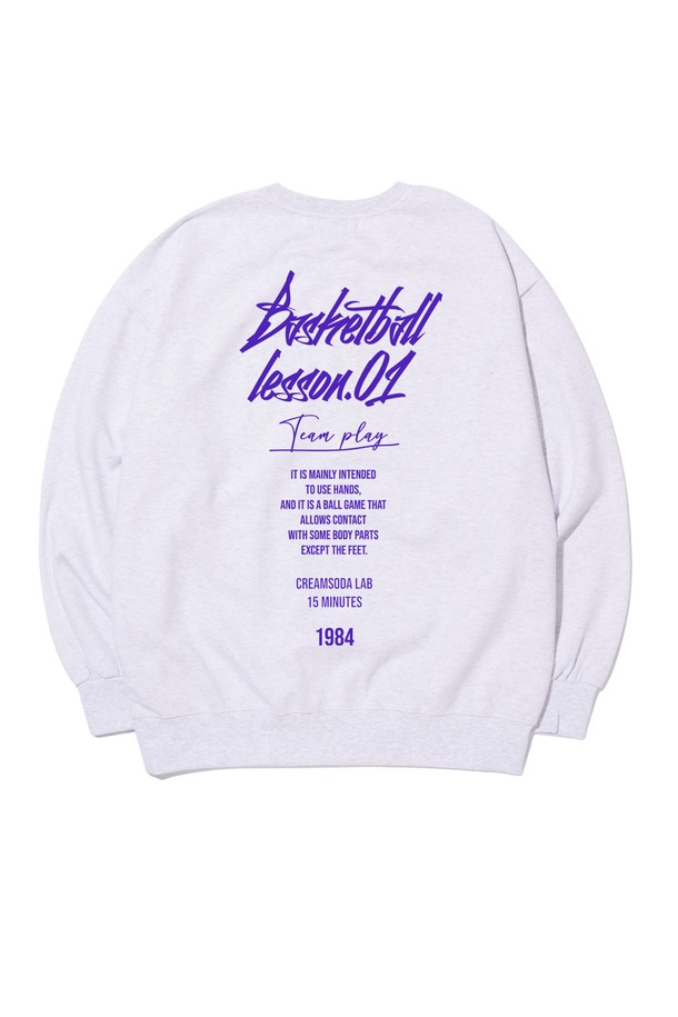 씨알에스디엘 쿼터 팀플레이 맨투맨은 남녀 모두 착용 가능한 오버핏의 캐주얼 맨투맨입니다. 부드러운 면 소재로 제작되어 봄, 가을, 겨울 세 계절 모두 활용 가능하며, 두꺼운 두께감으로 따뜻하게 착용할 수 있습니다. 라운드넥 디자인에 농구 컨셉 그래픽 프린팅이 더해져 스포티한 무드를 연출합니다. 캠핑룩, 산책룩 등 다양한 TPO에 미니멀하고 캐주얼한 스타일을 더해보세요.
