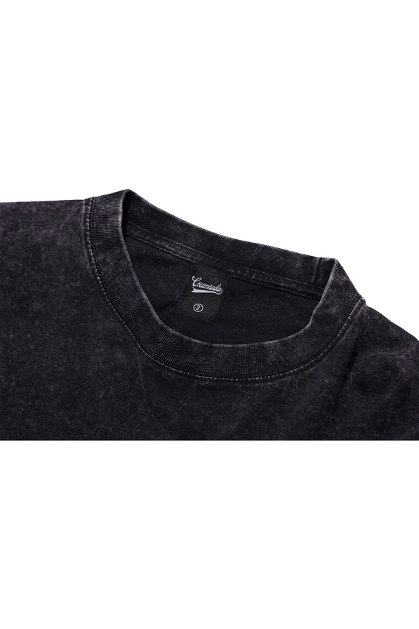 "씨알에스디엘 쿼터 팀플레이 피그먼트 페이크 이중 레이어드 롱슬리브"는 남녀 공용으로 착용 가능한 롱슬리브 티셔츠입니다. 블랙과 옐로우 두 가지 색상으로 출시되었으며, 캐주얼 및 스트릿 스타일을 연출하기 좋습니다. 피그먼트 워싱 기법으로 빈티지한 느낌을 살렸으며, 페이크 레이어드 디자인이 특징입니다. 면 소재로 제작되어 부드러운 촉감과 우수한 수분 흡수 및 통기성을 제공하여 봄, 가을에 편안하게 착용할 수 있습니다. 동네 마실룩 또는 산책룩, 그리고 미니멀한 스타일에도 잘 어울립니다.
