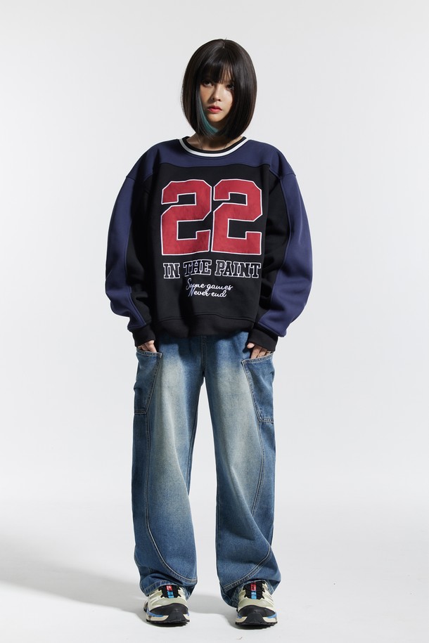 씨알에스디엘(CRS DL) 절개 패널 레터링 럭비 맨투맨은 캐주얼, 스포티, 미니멀 스타일을 모두 아우르는 공용 상의입니다. 네이비와 블랙 두 가지 색상으로 출시되었으며, 넉넉한 오버핏에 긴 소매 기장으로 제작되어 편안한 착용감을 선사합니다. 두꺼운 면 소재로 제작되어 봄, 가을, 겨울 모두 활용 가능하며, 럭비 디자인과 절개 디테일, 레터링 패턴이 돋보입니다. 라운드넥 디자인으로 다양한 스타일 연출에 용이하며, 일상복으로 활용하기 좋습니다.
