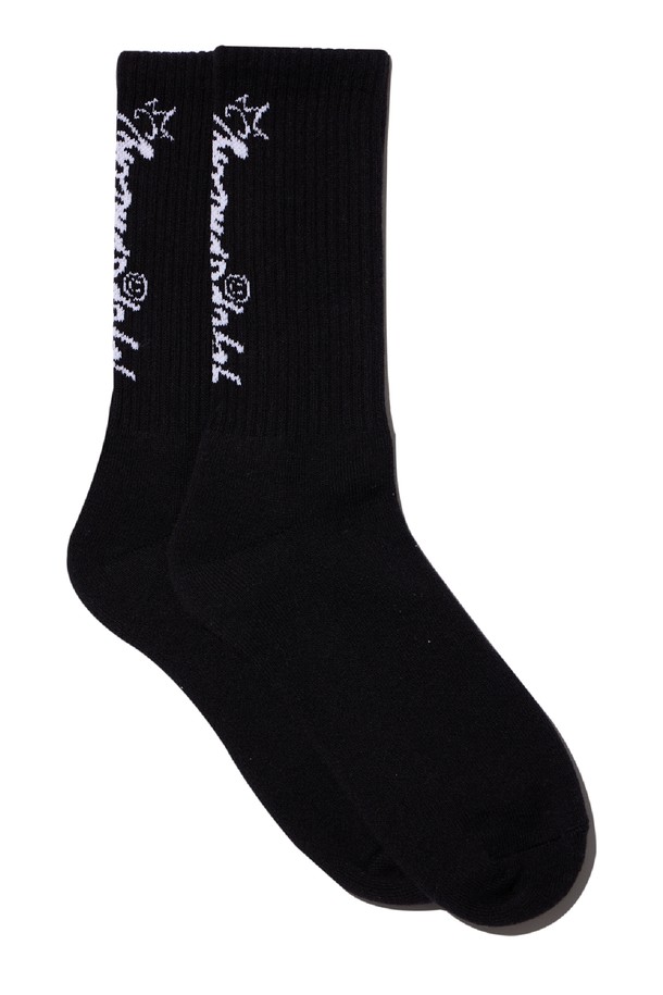 씨알에스디엘 크림소다 레터링 양말은 부드러운 면 소재로 제작되어 편안한 착용감을 선사합니다. 블랙과 화이트 두 가지 컬러로 출시되어 어떤 스타일에도 매치하기 용이하며, 사계절 내내 활용하기 좋습니다. 크림소다 로고 디자인과 레터링 패턴이 돋보이는 캐주얼하고 미니멀한 양말입니다. 산책룩에 포인트를 더하고 싶을 때 착용해보세요. 흡습 기능으로 쾌적한 착용감을 유지해줍니다.
