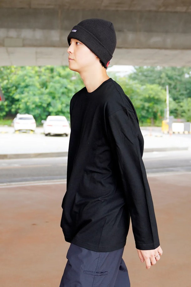 씨알에스디엘 솔리드 베이직 긴팔 티셔츠는 남녀 모두 착용 가능한 베이직하고 미니멀한 스타일의 티셔츠입니다. 봄, 가을, 겨울 세 계절 모두 활용 가능하며, 라운드넥과 레귤러핏으로 편안한 착용감을 선사합니다. 부드러운 면 소재로 제작되어 촉감이 좋고, 솔리드 디자인으로 어떤 스타일에도 쉽게 매치할 수 있습니다. 블랙 컬러의 무지 디자인은 유행을 타지 않아 오랫동안 활용하기 좋습니다. 일상복으로 편안하게 즐겨 입을 수 있는 기본 아이템입니다.
