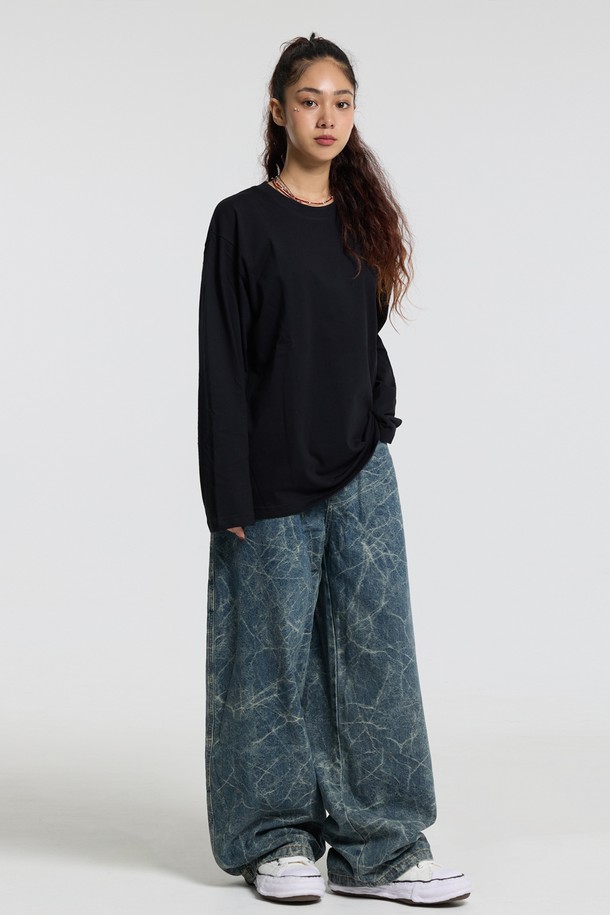 씨알에스디엘 크랙 자카드 데님 팬츠는 남녀 모두 착용 가능한 유니섹스 디자인의 데님 팬츠입니다. 블루 컬러에 크랙 및 자카드 패턴이 돋보이며, 사계절 내내 활용 가능한 실용적인 아이템입니다. 레귤러핏으로 제작되어 편안한 착용감을 선사하며, 워싱 디테일이 빈티지한 분위기를 더합니다. 면, 폴리에스테르, 아크릴 혼방 소재로 제작되어 튼튼하며, 뒷주머니가 있어 실용성을 높였습니다. 데이트룩, 여행룩, 캐주얼, 클래식, 미니멀 스타일 모두 소화 가능한 매력적인 데님 팬츠입니다.
